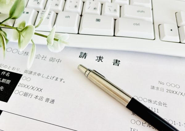 インボイス制度　月の途中でインボイス発行事業者になった 請求書